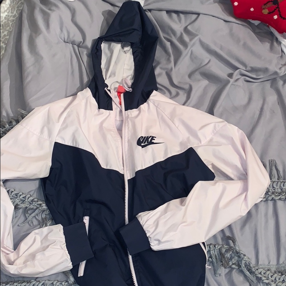 Nike WindBreaker - Womans